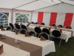 tafels en stoelen in tent